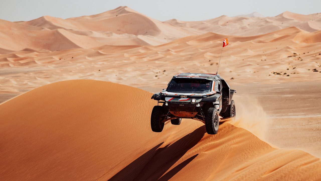 รถแข่ง Dacia สไตล์แบทโมบิล: พลังงานชีวภาพยั่งยืน พิชิตทะเลทราย และสร้างความตื่นตะลึงสุดขีด