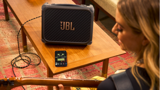 ล้ำไปอีกขั้น! ลำโพงใหม่จาก JBL สามารถแยกเสียงร้องและเครื่องดนตรีได้แบบเรียลไทม์ด้วย AI