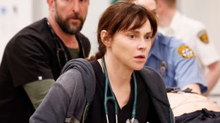 The Pitt ซีซัน 2 ตอนที่ 11: นักแสดงเผยบทเกี่ยวกับ ICE ทำให้อึดอัดใจและสะเทือนใจอย่างมาก