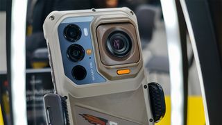 มือถือ Android สายลุยสุดแกร่ง มาพร้อมกล้อง Action Cam แบบ Pop-out ดีไซน์คล้าย GoPro