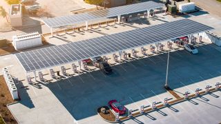 เมื่อราคาน้ำมันพุ่งสูงขึ้น: เจาะลึกความคุ้มค่า เมื่อเปลี่ยนมาใช้รถยนต์ไฟฟ้า (EV)