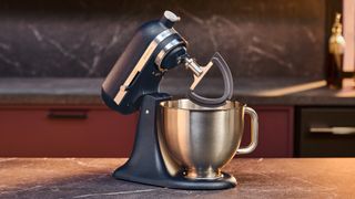 KitchenAid’s new mixer has a brilliant feature I didn’t realize I needed – เครื่องผสมอาหารรุ่นใหม่จาก KitchenAid มาพร้อมฟีเจอร์อัจฉริยะที่ฉันไม่เคยรู้เลยว่าจำเป็นขนาดนี้