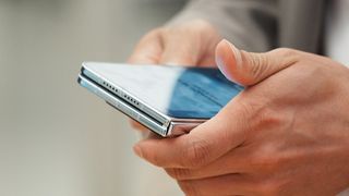 ผลสำรวจเผย: ผู้คนกว่า 1,600 คนร่วมแสดงความเห็นต่อความเป็นไปได้ของ iPhone Ultra แบบพับได้
