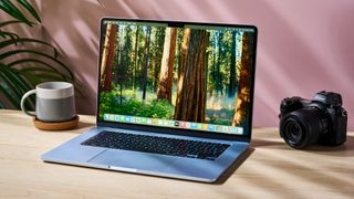 นักวิเคราะห์เตือน! ราคา MacBook รุ่นใหม่เตรียมพุ่งสูงขึ้น อาจรุนแรงยิ่งกว่า iPhone 18 Pro